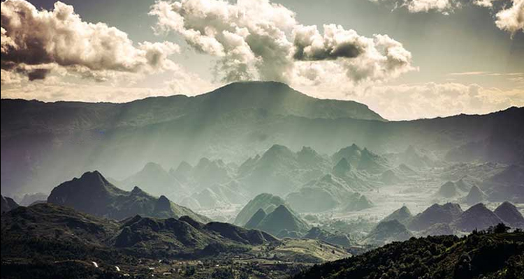 Núi Tả Liên Sơn hay còn gọi là Cổ Trâu là ngọn núi cao thứ 6 Việt Nam
