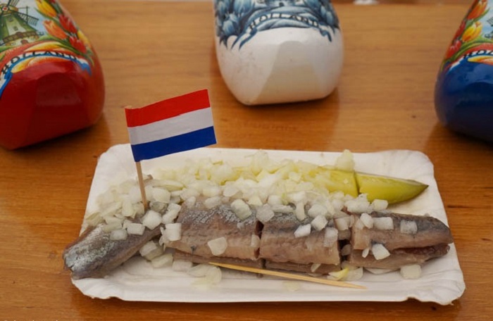 Gỏi cá Herring - Món ăn nhất định phải thử khi du lịch Hà Lan