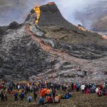 Ngắm núi lửa phun trào tại Iceland