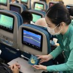 Hành khách của Vietnam Airlines được thưởng thức bánh trung thu trên chuyến bay