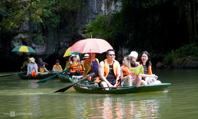 Du khách đến Tam Cốc - Bích Động hồi đầu tháng 6.