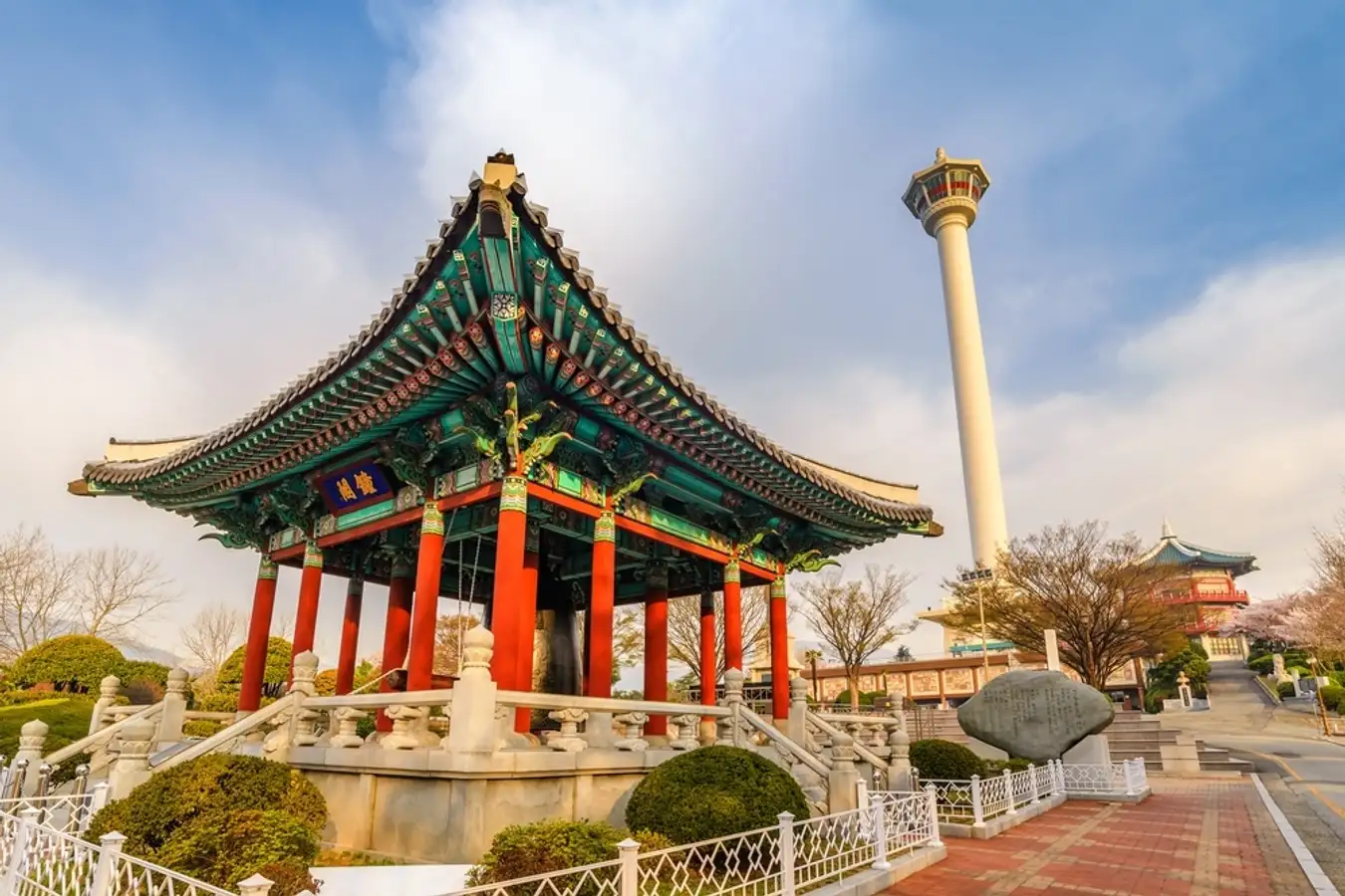 Busan Tower được xây dựng trong khuôn viên công viên Yongsan nổi tiếng