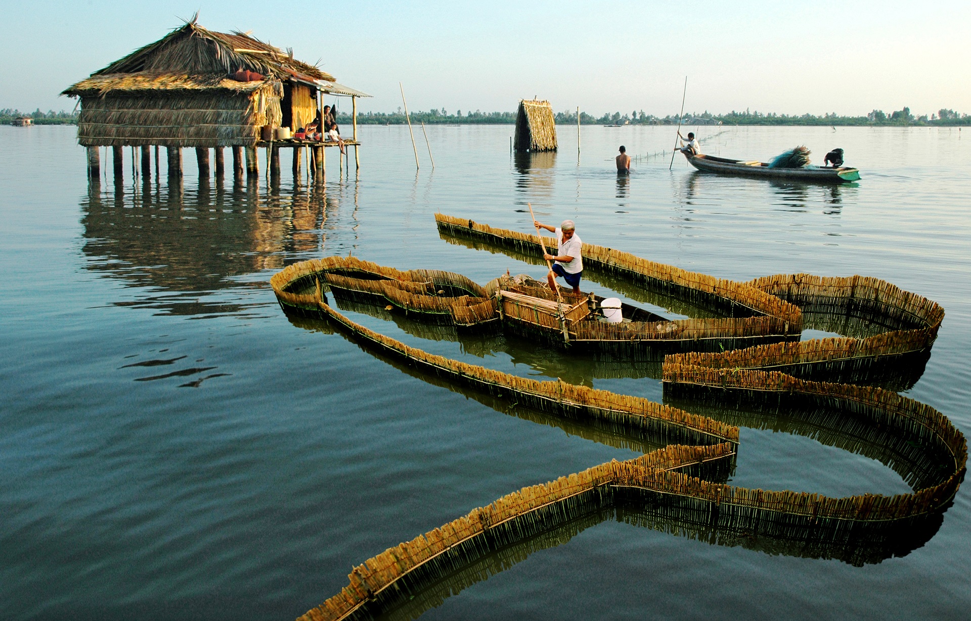 Ngư dân đặt nò trên đầm Thị Tường