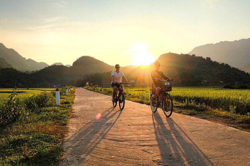 Hãy thuê xe đạp để thăm thú những bản làng ở Mai Châu.