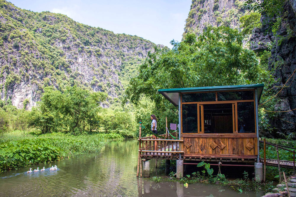 Không gian homestay bình yên giữa núi rừng. Ảnh: Di Vỹ.