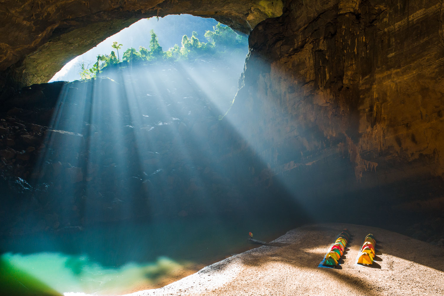 Bãi trại trong hành trình chinh phục hang Én. 