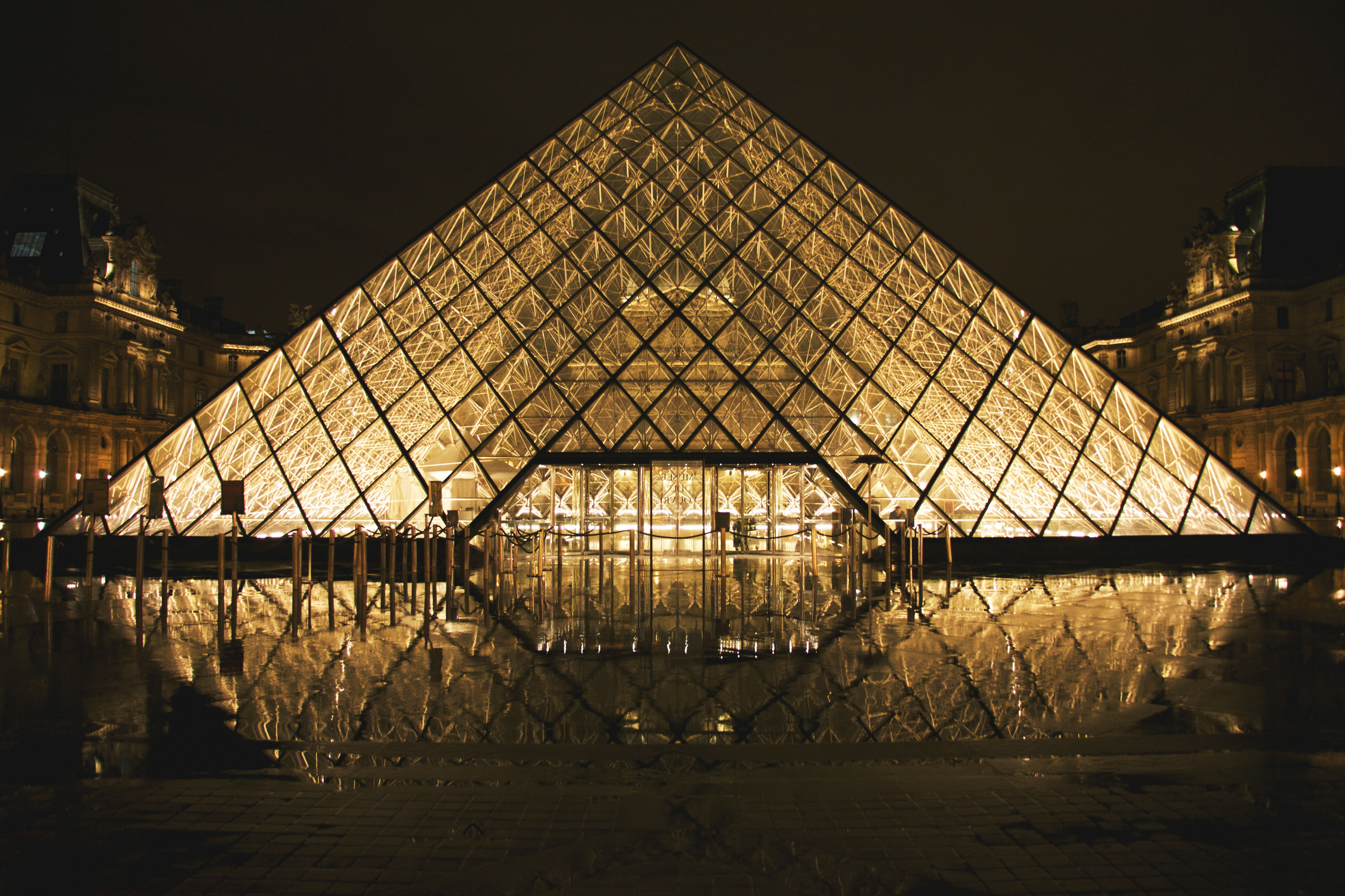 Bảo Tàng Louvre – Paris (Nguồn ảnh: Sưu tầm)