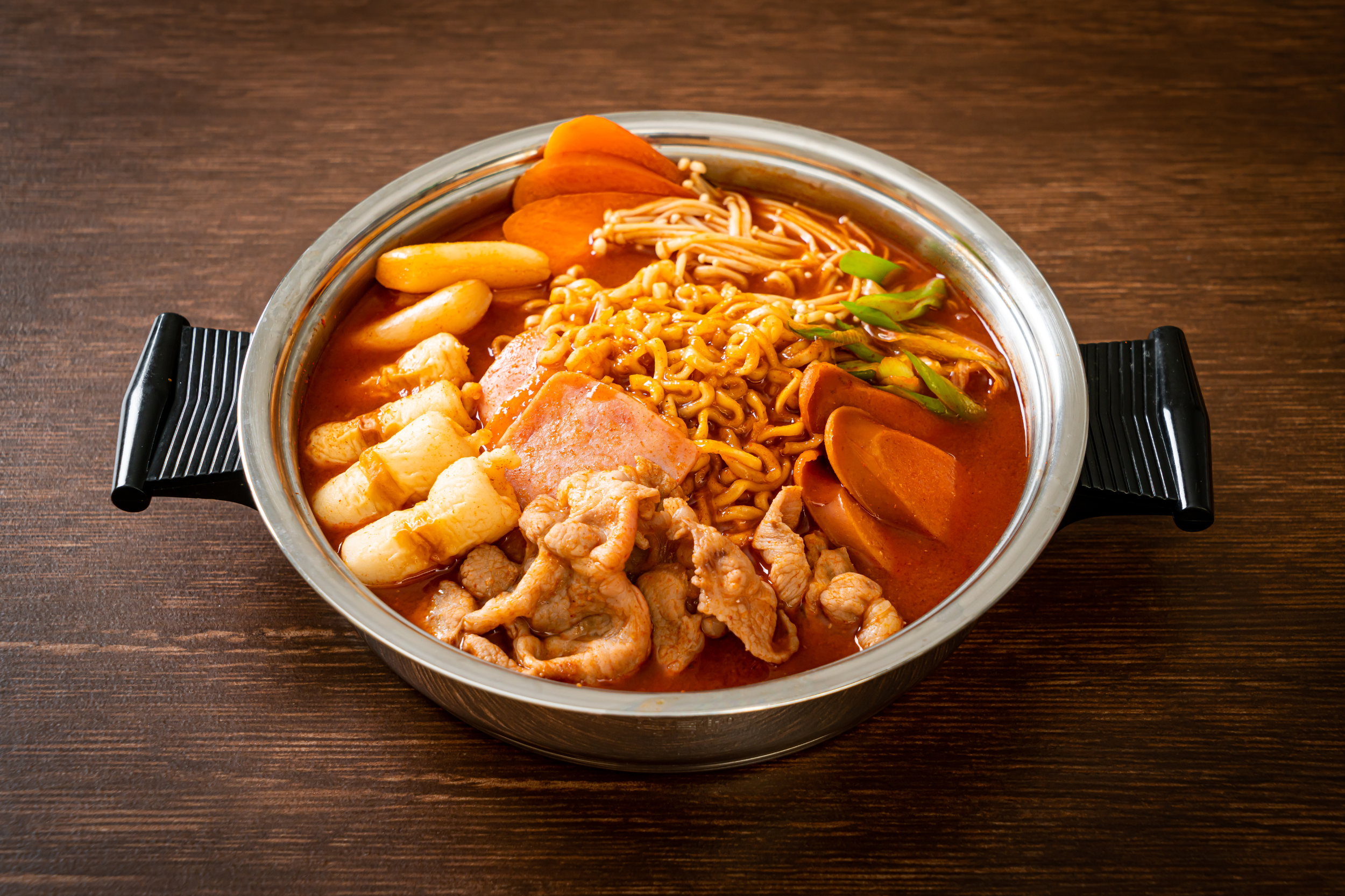 Budae Jjigae – Lẩu Quân Đội - Ẩm Thực Hàn Quốc Mùa Đông