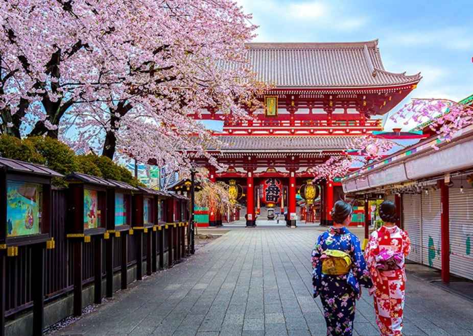 Chùa Asakusa, điểm hành hương năm mới ở Tokyo. 