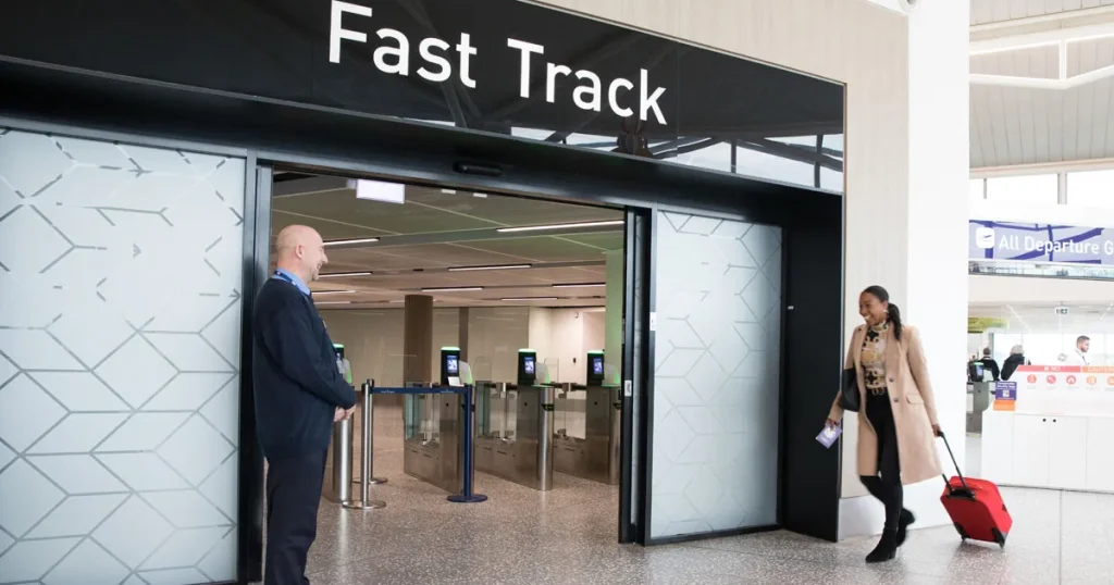 Fast Track Là Gì? Tất Tần Tật Thông Tin Về Dịch Vụ Fast Track Từ A – Z