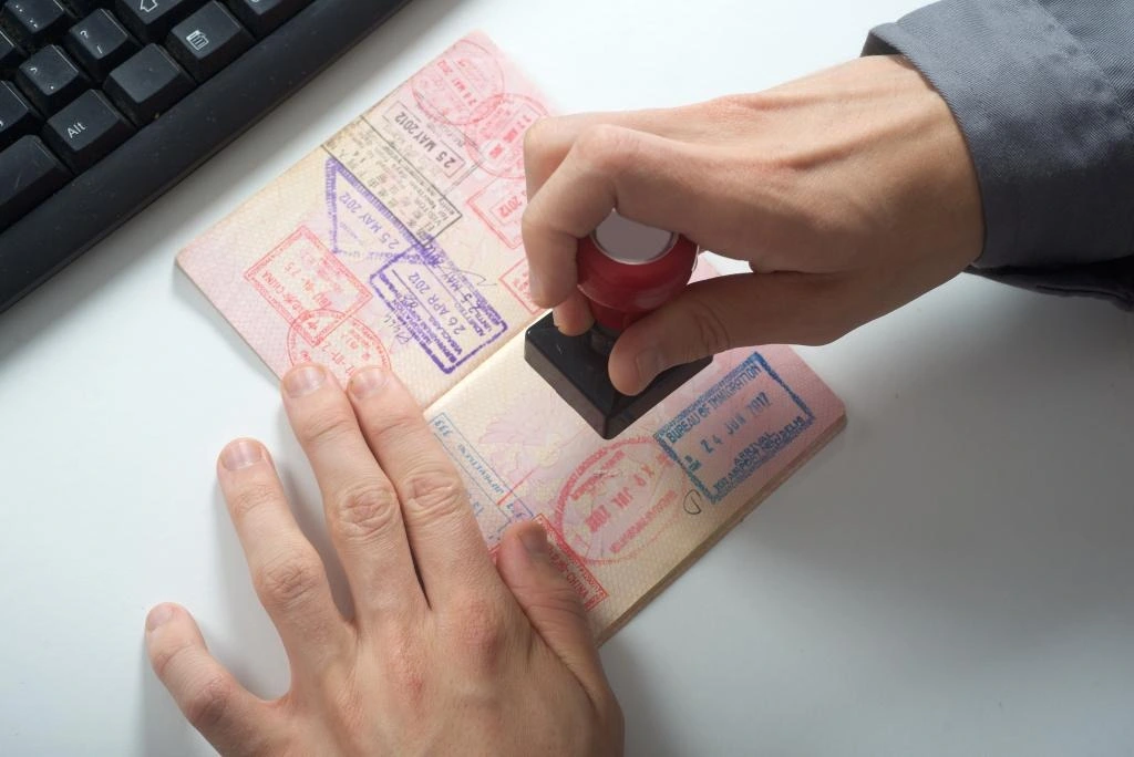 Dấu lưu niệm trên hộ chiếu: Kỷ niệm nhỏ, rủi ro lớn